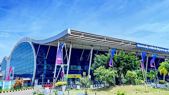 തിരുവനന്തപുരം അന്താരാഷ്ട്ര വിമാനത്താവളത്തിൽ വിമാനങ്ങൾ വൈകിയതിൽ പ്രതിഷേധവുമായി യാത്രക്കാർ തിരുവനന്തപുരം അന്താരാഷ്ട്ര വിമാനത്താവളത്തിൽ വിമാനങ്ങൾ വൈകിയതിൽ പ്രതിഷേധവുമായി യാത്രക്കാർ