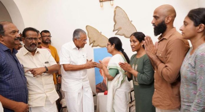പഹൽഗാം ഭീകരാക്രമണത്തിൽ കൊല്ലപ്പെട്ട് എൻ. രാമചന്ദ്രന്റെ വീട് സന്ദർശിച്ച് മുഖ്യമന്ത്രി പഹൽഗാം ഭീകരാക്രമണത്തിൽ കൊല്ലപ്പെട്ട് എൻ. രാമചന്ദ്രന്റെ വീട് സന്ദർശിച്ച് മുഖ്യമന്ത്രി