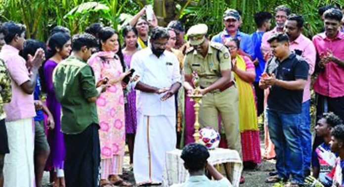ലഹരി മരുന്നുകളുടെ ഉപയോഗത്തിനെതിരെ ഫുട്ബോള് ലഹരിയുമായി വാഴമുട്ടം കിഴക്ക് പുതുപ്പറമ്പ് യുവധാര ലഹരി മരുന്നുകളുടെ ഉപയോഗത്തിനെതിരെ ഫുട്ബോള് ലഹരിയുമായി വാഴമുട്ടം കിഴക്ക് പുതുപ്പറമ്പ് യുവധാര