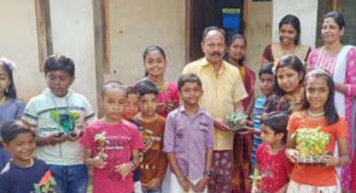 വിഷു കൈനീട്ടമായി പച്ചക്കറി തൈകൾ നല്കി തെങ്ങമം ബ്രദേഴ്സ് ബാലവേദി പ്രവർത്തകർ വിഷു കൈനീട്ടമായി പച്ചക്കറി തൈകൾ നല്കി തെങ്ങമം ബ്രദേഴ്സ് ബാലവേദി പ്രവർത്തകർ