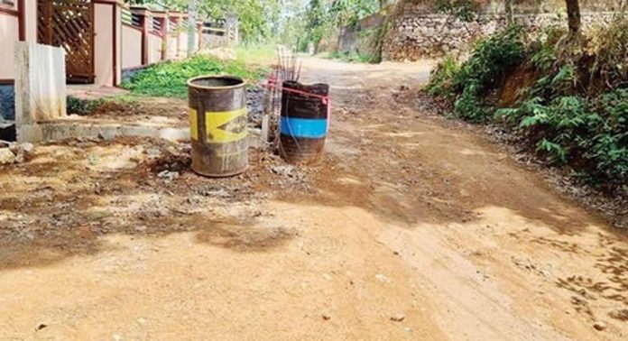 ഇഴഞ്ഞു നീങ്ങി കളരിക്കോട്-പുത്തൻവേലിപ്പടി റോഡ് നിര്മ്മാണം ഇഴഞ്ഞു നീങ്ങി കളരിക്കോട്-പുത്തൻവേലിപ്പടി റോഡ് നിര്മ്മാണം