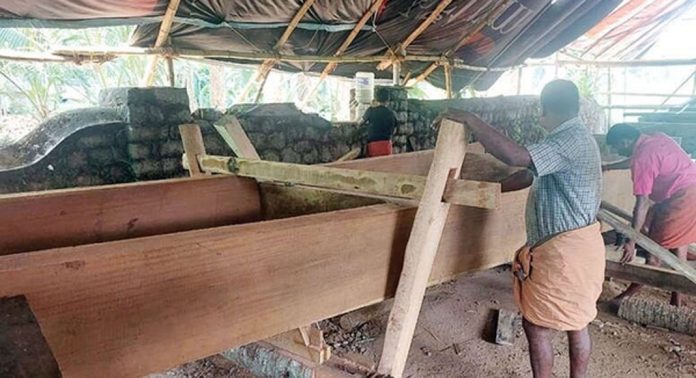 ആറാട്ടുപുഴ പള്ളിയോടത്തിന്റെ പുനരുദ്ധാരണം പള്ളിയോടപ്പുരയിൽ പുരോഗമിക്കുന്നു ആറാട്ടുപുഴ പള്ളിയോടത്തിന്റെ പുനരുദ്ധാരണം പള്ളിയോടപ്പുരയിൽ പുരോഗമിക്കുന്നു