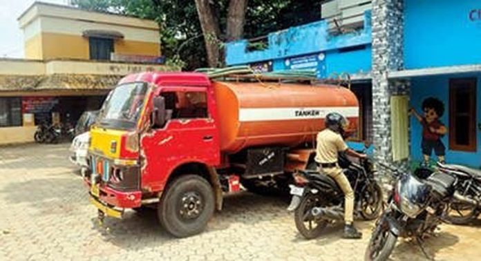 കക്കൂസ് മാലിന്യവുമായി എത്തിയ വാഹനം അടൂർ പോലീസ് പിടികൂടി കക്കൂസ് മാലിന്യവുമായി എത്തിയ വാഹനം അടൂർ പോലീസ് പിടികൂടി