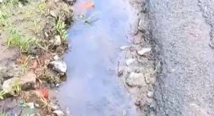 പറക്കോട് ബ്ലോക്ക് ഓഫീസിന് സമീപം റോഡിൽ മലിന ജലം ഒഴുകുന്നു പറക്കോട് ബ്ലോക്ക് ഓഫീസിന് സമീപം റോഡിൽ മലിന ജലം ഒഴുകുന്നു