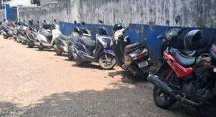 അടൂർ ജനറൽ ആശുപത്രി റോഡിൽ ഇരുചക്ര വാഹനങ്ങളുടെ അനധികൃത പാർക്കിംഗ് ; ഗതാഗത കുരുക്കില് വലഞ്ഞ് യാത്രക്കാര് അടൂർ ജനറൽ ആശുപത്രി റോഡിൽ ഇരുചക്ര വാഹനങ്ങളുടെ അനധികൃത പാർക്കിംഗ് ; ഗതാഗത കുരുക്കില് വലഞ്ഞ് യാത്രക്കാര്