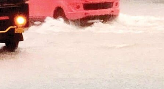 മഴപെയ്താൽ പെരുനാട് മാർക്കറ്റ് ഭാഗം വെള്ളത്തിലാകും മഴപെയ്താൽ പെരുനാട് മാർക്കറ്റ് ഭാഗം വെള്ളത്തിലാകും