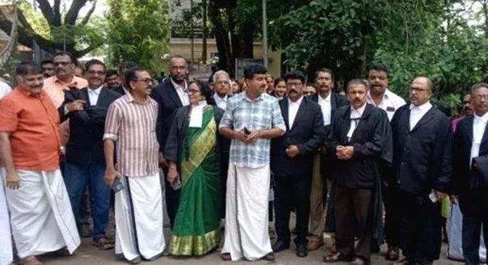 കോടതി ഫീസ് വർദ്ധന ; കോടതി നടപടികൾ ബഹിഷ്കരിച്ച് അഭിഭാഷകർ കോടതി ഫീസ് വർദ്ധന ; കോടതി നടപടികൾ ബഹിഷ്കരിച്ച് അഭിഭാഷകർ