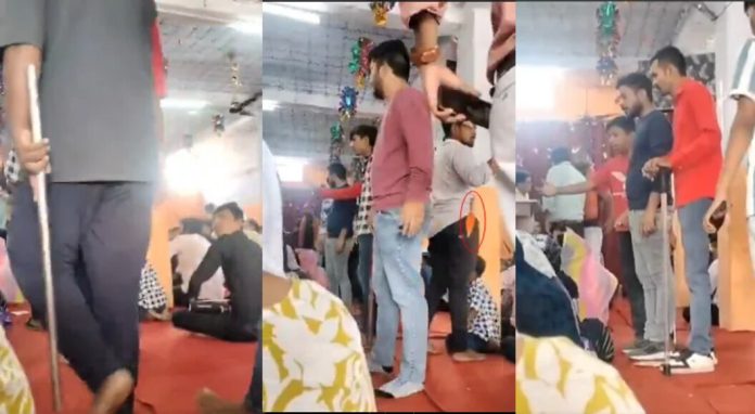 ഈസ്റ്റർ ദിന പ്രാർത്ഥനക്കിടെ ഗുജറാത്തിലെ പള്ളിയിലേക്ക് ആയുധങ്ങളുമായി ഇരച്ചുകയറി ഹിന്ദുത്വ പ്രവർത്തകർ ഈസ്റ്റർ ദിന പ്രാർത്ഥനക്കിടെ ഗുജറാത്തിലെ പള്ളിയിലേക്ക് ആയുധങ്ങളുമായി ഇരച്ചുകയറി ഹിന്ദുത്വ പ്രവർത്തകർ
