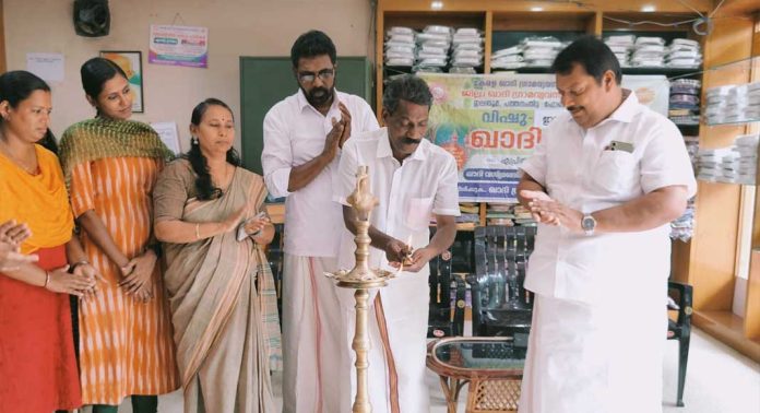 തുണിത്തരങ്ങള്ക്ക് സ്പെഷ്യല് റിബേറ്റ് ; ഖാദി മേളയുടെ ജില്ലാതല ഉദ്ഘാടനം നടന്നു തുണിത്തരങ്ങള്ക്ക് സ്പെഷ്യല് റിബേറ്റ് ; ഖാദി മേളയുടെ ജില്ലാതല ഉദ്ഘാടനം നടന്നു