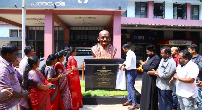കളക്ടറേറ്റ് അങ്കണത്തിലെ ഗാന്ധിജിയുടെ അര്ധകായപ്രതിമ അനാഛാദനം ചെയ്തു കളക്ടറേറ്റ് അങ്കണത്തിലെ ഗാന്ധിജിയുടെ അര്ധകായപ്രതിമ അനാഛാദനം ചെയ്തു