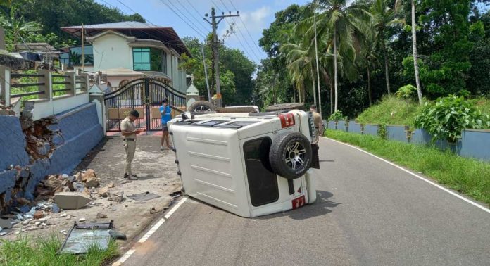 റാന്നിയിൽ ബൊലേറോ ജീപ്പ് വീടിന്റെ മതില് ഇടിച്ചു തകർത്തു റാന്നിയിൽ ബൊലേറോ ജീപ്പ് വീടിന്റെ മതില് ഇടിച്ചു തകർത്തു