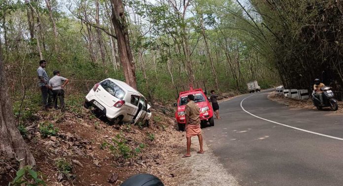 റാന്നിയിൽ നിയന്ത്രണം വിട്ട കാര് തിട്ടയില് ഇടിച്ചു കയറി ഒരാള്ക്ക് പരിക്കേറ്റു റാന്നിയിൽ നിയന്ത്രണം വിട്ട കാര് തിട്ടയില് ഇടിച്ചു കയറി ഒരാള്ക്ക് പരിക്കേറ്റു