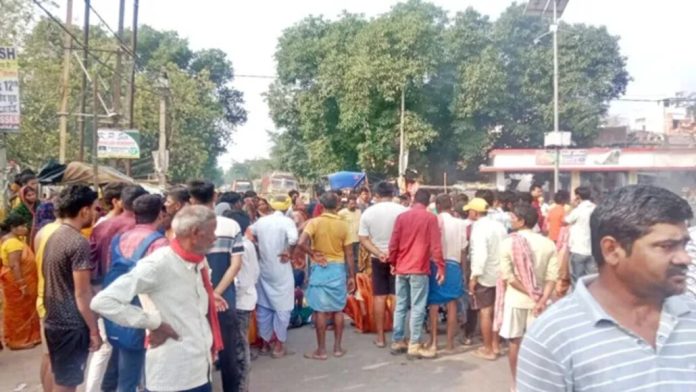 വിവാഹ ചടങ്ങിനിടെ വാഹനം പാര്ക്കിങ്ങിനെച്ചൊല്ലി തര്ക്കത്തെ തുടര്ന്ന് വെടിവെപ്പ് ; രണ്ടു പേര് മരിച്ചു വിവാഹ ചടങ്ങിനിടെ വാഹനം പാര്ക്കിങ്ങിനെച്ചൊല്ലി തര്ക്കത്തെ തുടര്ന്ന് വെടിവെപ്പ് ; രണ്ടു പേര് മരിച്ചു
