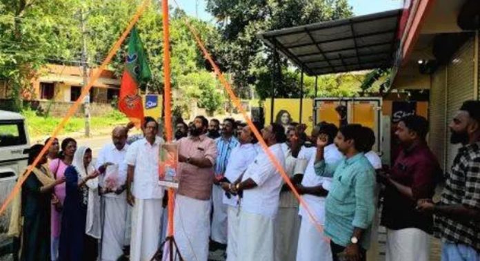 ബിജെപി സ്ഥാപന ദിനം ; പത്തനംതിട്ട ജില്ലാ ഓഫീസിൽ പതാക ഉയർത്തി ബിജെപി സ്ഥാപന ദിനം ; പത്തനംതിട്ട ജില്ലാ ഓഫീസിൽ പതാക ഉയർത്തി