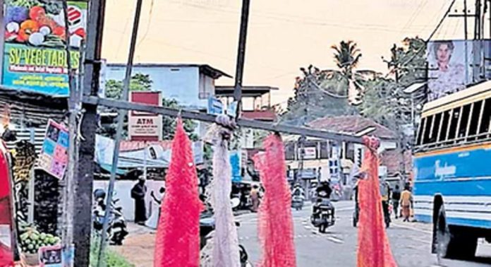 തെക്കേമല ജംഗ്ഷന് സമീപം മരാമത്ത് സ്ഥാപിച്ച ദിശാബോർഡ് ദ്രവിച്ച നിലയിൽ തെക്കേമല ജംഗ്ഷന് സമീപം മരാമത്ത് സ്ഥാപിച്ച ദിശാബോർഡ് ദ്രവിച്ച നിലയിൽ