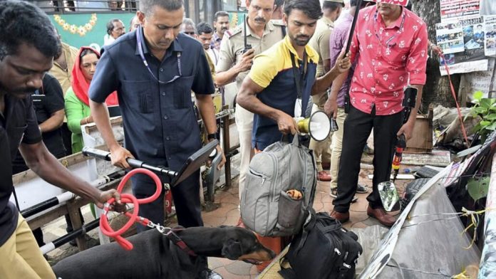 പ്രധാനമന്ത്രി കേരളത്തിലെത്താനിരിക്കെ കേരളാ പോലീസിനെ വലച്ച് വ്യാജ ബോംബ് ഭീഷണി പ്രധാനമന്ത്രി കേരളത്തിലെത്താനിരിക്കെ കേരളാ പോലീസിനെ വലച്ച് വ്യാജ ബോംബ് ഭീഷണി