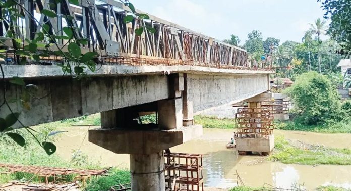മണ്ണാകടവ് പാലത്തിന്റെ നിർമാണം പുരോഗമിക്കുന്നു മണ്ണാകടവ് പാലത്തിന്റെ നിർമാണം പുരോഗമിക്കുന്നു