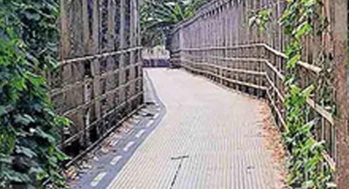അപകടക്കെണിയായി മഠത്തുംകടവ് ഇരുമ്പ് പാലം അപകടക്കെണിയായി മഠത്തുംകടവ് ഇരുമ്പ് പാലം
