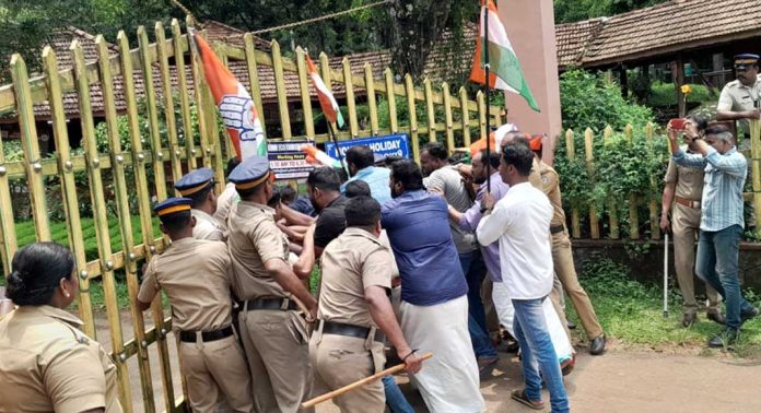 കോന്നി ആനത്താവളം : യൂത്ത് കോൺഗ്രസ് മാർച്ച് അക്രമാസക്തമായി കോന്നി ആനത്താവളം : യൂത്ത് കോൺഗ്രസ് മാർച്ച് അക്രമാസക്തമായി
