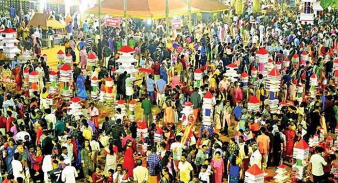 ഭക്തിനിര്ഭരമായി ചെട്ടികുളങ്ങര ദേവീക്ഷേത്രത്തിലെ അശ്വതി കെട്ടുകാഴ്ച ഭക്തിനിര്ഭരമായി ചെട്ടികുളങ്ങര ദേവീക്ഷേത്രത്തിലെ അശ്വതി കെട്ടുകാഴ്ച