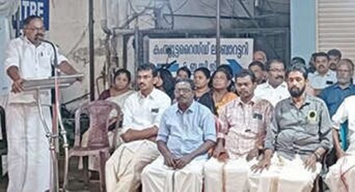 ചെങ്ങന്നൂർ നഗരസഭയിലെ യുഡിഎഫ് അംഗങ്ങൾ രാജിവെക്കണമെന്നാവശ്യപ്പെട്ട് എൽഡിഎഫ് ധര്ണ നടത്തി ചെങ്ങന്നൂർ നഗരസഭയിലെ യുഡിഎഫ് അംഗങ്ങൾ രാജിവെക്കണമെന്നാവശ്യപ്പെട്ട് എൽഡിഎഫ് ധര്ണ നടത്തി