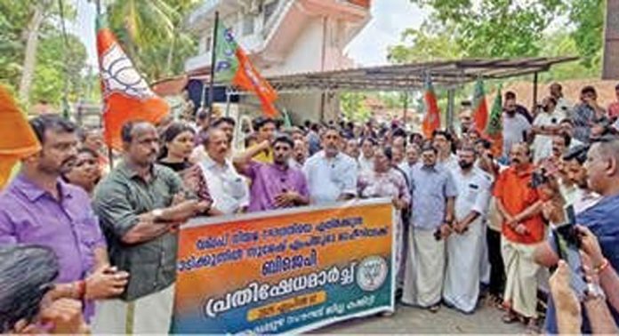 കൊടിക്കുന്നിൽ സുരേഷ് എംപിയുടെ ചെങ്ങന്നൂരിലെ ഓഫീസിലേക്ക് ബിജെപി മാർച്ച് നടത്തി കൊടിക്കുന്നിൽ സുരേഷ് എംപിയുടെ ചെങ്ങന്നൂരിലെ ഓഫീസിലേക്ക് ബിജെപി മാർച്ച് നടത്തി