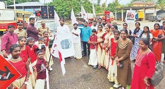 ഡിവൈഎഫ്ഐ ചെങ്ങന്നൂർ ടൗൺ വെസ്റ്റ് മേഖലാ കമ്മിറ്റി ലഹരിസംഘങ്ങൾക്കെതിരെ ജാഗ്രതാ പരേഡും കലജാഥയും നടത്തി ഡിവൈഎഫ്ഐ ചെങ്ങന്നൂർ ടൗൺ വെസ്റ്റ് മേഖലാ കമ്മിറ്റി ലഹരിസംഘങ്ങൾക്കെതിരെ ജാഗ്രതാ പരേഡും കലജാഥയും നടത്തി