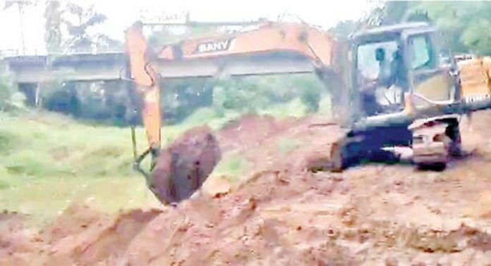 വരട്ടാറിലെ മണലെടുപ്പ് നാട്ടുകാർ വീണ്ടും തടഞ്ഞു വരട്ടാറിലെ മണലെടുപ്പ് നാട്ടുകാർ വീണ്ടും തടഞ്ഞു