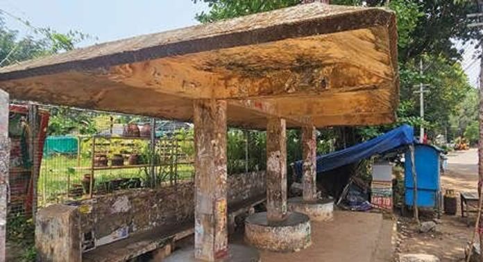 ചേന്നമ്പള്ളി ബസ് കാത്തിരിപ്പുകേന്ദ്രം അപകടാവസ്ഥയിൽ ചേന്നമ്പള്ളി ബസ് കാത്തിരിപ്പുകേന്ദ്രം അപകടാവസ്ഥയിൽ