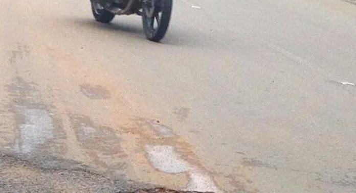 ചിറ്റാർ ഗ്രാമപഞ്ചായത്തിനും വനംവകുപ്പ് ഓഫീസിനും മുന്നിലുള്ള റോഡിലെ കുഴി യാത്രക്കാർക്ക് ഭീഷണിയാകുന്നു ചിറ്റാർ ഗ്രാമപഞ്ചായത്തിനും വനംവകുപ്പ് ഓഫീസിനും മുന്നിലുള്ള റോഡിലെ കുഴി യാത്രക്കാർക്ക് ഭീഷണിയാകുന്നു