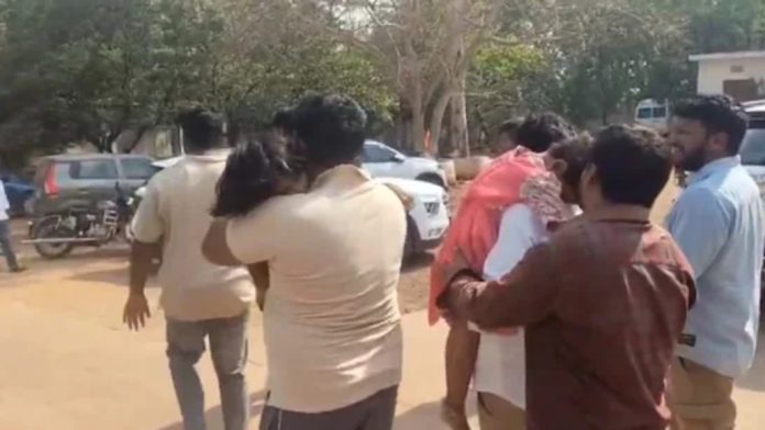 തെലങ്കാനയിൽ കളിക്കുന്നതിനിടെ കാറിൽ കയറിയ രണ്ട് കുട്ടികൾ ശ്വാസംമുട്ടി മരിച്ചു തെലങ്കാനയിൽ കളിക്കുന്നതിനിടെ കാറിൽ കയറിയ രണ്ട് കുട്ടികൾ ശ്വാസംമുട്ടി മരിച്ചു
