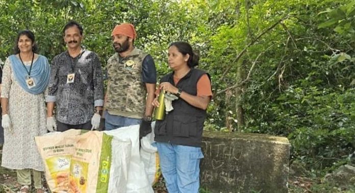 പരിസ്ഥിതി വിദ്യാഭ്യാസ പ്രവർത്തനത്തിലൂടെ ശ്രദ്ധേയയായ അജിനി ടീച്ചർ പാലക്കാട് നെല്ലിയാമ്പതി വന മേഖലയിലെ പ്ലാസ്റ്റിക് മാലിന്യ നിർമാർജനത്തിൽ പങ്കാളിയായി പരിസ്ഥിതി വിദ്യാഭ്യാസ പ്രവർത്തനത്തിലൂടെ ശ്രദ്ധേയയായ അജിനി ടീച്ചർ പാലക്കാട് നെല്ലിയാമ്പതി വന മേഖലയിലെ പ്ലാസ്റ്റിക് മാലിന്യ നിർമാർജനത്തിൽ പങ്കാളിയായി