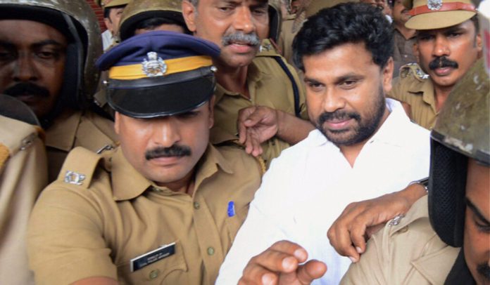 ദിലീപ് കോടതിയിലെത്തിയപ്പോള് ജഡ്ജി എഴുന്നേറ്റ് നിന്നെന്ന പരാമര്ശത്തില് കേസെടുക്കാന് പോലീസ് നിര്ദേശം ദിലീപ് കോടതിയിലെത്തിയപ്പോള് ജഡ്ജി എഴുന്നേറ്റ് നിന്നെന്ന പരാമര്ശത്തില് കേസെടുക്കാന് പോലീസ് നിര്ദേശം