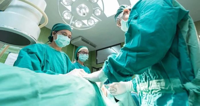 മധ്യപ്രദേശിൽ വ്യാജ ഡോക്ടര് ശസ്ത്രക്രിയ നടത്തിയതിനെത്തുടര്ന്ന് ഏഴ് മരണം മധ്യപ്രദേശിൽ വ്യാജ ഡോക്ടര് ശസ്ത്രക്രിയ നടത്തിയതിനെത്തുടര്ന്ന് ഏഴ് മരണം