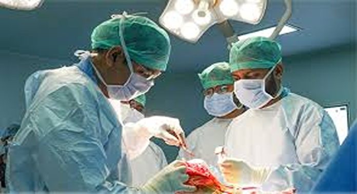 മധ്യപ്രദേശിലെ സ്വകാര്യ ആശുപത്രിയിൽ വ്യാജ ഡോക്ടർ ഹൃദയശസ്ത്രക്രിയ ചെയ്തു ; ഏഴ് രോഗികൾ മരിച്ചു മധ്യപ്രദേശിലെ സ്വകാര്യ ആശുപത്രിയിൽ വ്യാജ ഡോക്ടർ ഹൃദയശസ്ത്രക്രിയ ചെയ്തു ; ഏഴ് രോഗികൾ മരിച്ചു