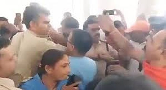 ജബല്പൂര് ആക്രമണത്തില് നാലുദിവസത്തിന് ശേഷം കേസെടുത്ത് പോലീസ് ജബല്പൂര് ആക്രമണത്തില് നാലുദിവസത്തിന് ശേഷം കേസെടുത്ത് പോലീസ്
