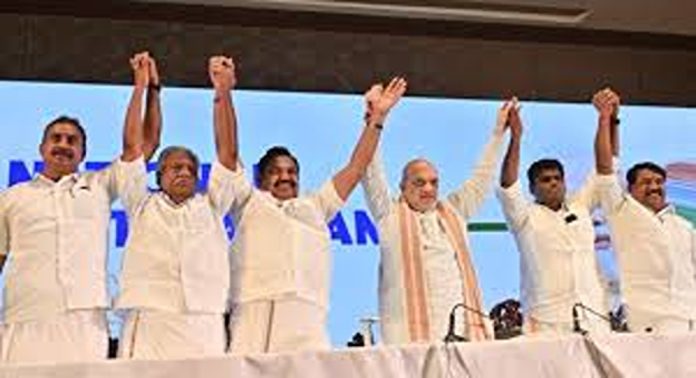തമിഴ്നാട്ടിൽ ബിജെപി- എഐഎഡിഎംകെ സഖ്യം പ്രഖ്യാപിച്ച് അമിത് ഷാ തമിഴ്നാട്ടിൽ ബിജെപി- എഐഎഡിഎംകെ സഖ്യം പ്രഖ്യാപിച്ച് അമിത് ഷാ