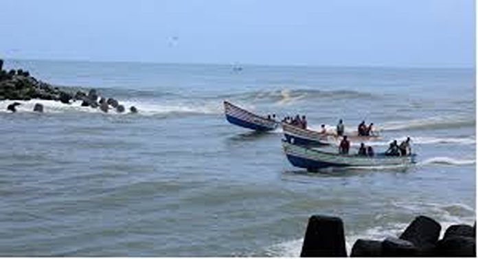 മുതലപ്പൊഴി അഴിമുഖം മണൽ മൂടിയതിനാൽ ഹാർബർ കൊല്ലത്തേക്ക് മാറ്റാൻ നീക്കം മുതലപ്പൊഴി അഴിമുഖം മണൽ മൂടിയതിനാൽ ഹാർബർ കൊല്ലത്തേക്ക് മാറ്റാൻ നീക്കം