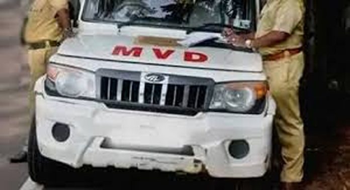 ഓടുന്ന വാഹനത്തിന്റെ ഫോട്ടോയെടുത്ത് പിഴ ചുമത്തണ്ട ; ഉദ്യോഗസ്ഥർക്ക് മോട്ടോർ വാഹന വകുപ്പിന്റെ നർദേശം ഓടുന്ന വാഹനത്തിന്റെ ഫോട്ടോയെടുത്ത് പിഴ ചുമത്തണ്ട ; ഉദ്യോഗസ്ഥർക്ക് മോട്ടോർ വാഹന വകുപ്പിന്റെ നർദേശം