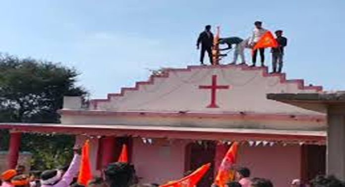അഹമ്മദാബാദിലെ ഒധവിൽ ക്രിസ്ത്യൻ പള്ളിക്ക് നേരെ സംഘപരിവാർ ആക്രമണം അഹമ്മദാബാദിലെ ഒധവിൽ ക്രിസ്ത്യൻ പള്ളിക്ക് നേരെ സംഘപരിവാർ ആക്രമണം