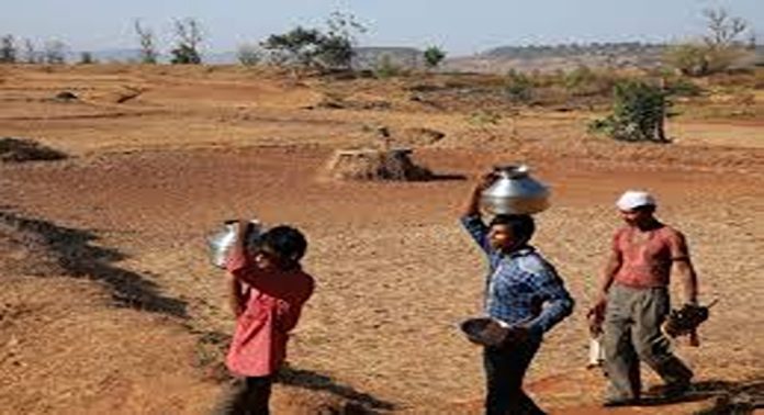 മഹാരാഷ്ട്രയിൽ നാസിക്ക് അടക്കം പലയിടങ്ങളിലും ജലക്ഷാമം രൂക്ഷം മഹാരാഷ്ട്രയിൽ നാസിക്ക് അടക്കം പലയിടങ്ങളിലും ജലക്ഷാമം രൂക്ഷം