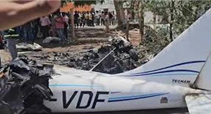 സ്വകാര്യ പരിശീലന വിമാനം തകർന്ന് വീണ് പൈലറ്റ് മരിച്ചു സ്വകാര്യ പരിശീലന വിമാനം തകർന്ന് വീണ് പൈലറ്റ് മരിച്ചു