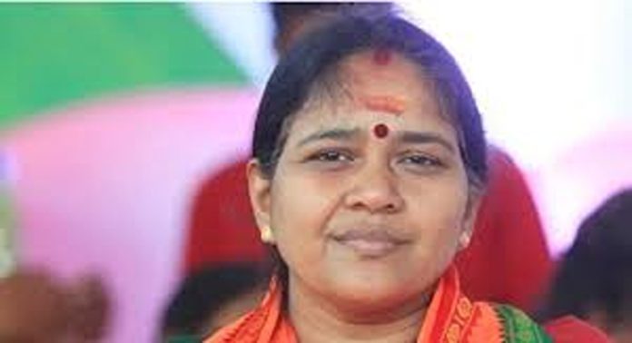 ശോഭാ സുരേന്ദ്രൻ്റെ വീടിന് മുന്നിലെ പൊട്ടിത്തെറി : 3 യുവാക്കളെ പിടികൂടി ശോഭാ സുരേന്ദ്രൻ്റെ വീടിന് മുന്നിലെ പൊട്ടിത്തെറി : 3 യുവാക്കളെ പിടികൂടി
