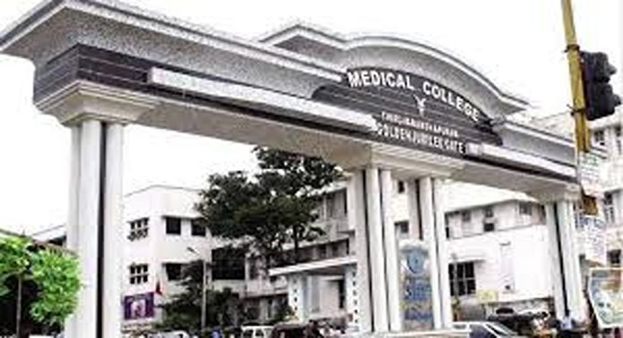 തിരുവനന്തപുരം മെഡിക്കൽ കോളേജിൽ രോഗിയോട് അപമര്യാദയായി പെരുമാറി ; ജീവനക്കാരന് സസ്പെൻഷൻ തിരുവനന്തപുരം മെഡിക്കൽ കോളേജിൽ രോഗിയോട് അപമര്യാദയായി പെരുമാറി ; ജീവനക്കാരന് സസ്പെൻഷൻ