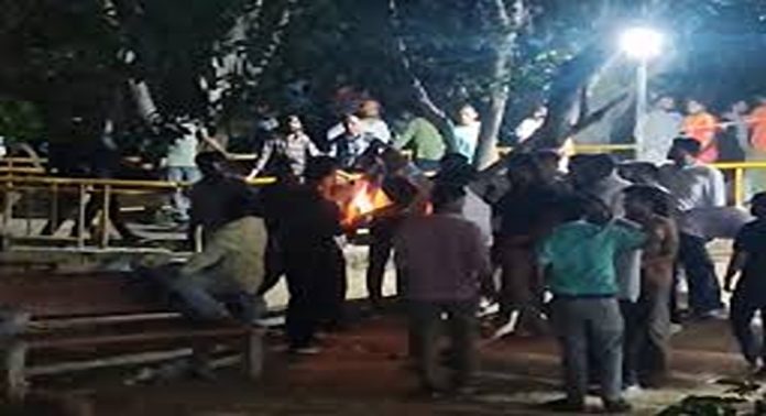 ജെഎൻയു വിദ്യാർഥി യൂണിയൻ തെരഞ്ഞെടുപ്പ് ; വോട്ടെണ്ണലിനിടെ എബിവിപി ഫലസ്തീൻ പതാക കത്തിച്ചു ജെഎൻയു വിദ്യാർഥി യൂണിയൻ തെരഞ്ഞെടുപ്പ് ; വോട്ടെണ്ണലിനിടെ എബിവിപി ഫലസ്തീൻ പതാക കത്തിച്ചു