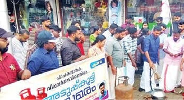 ഡിവൈഎഫ്ഐ മാവേലിക്കര ബ്ലോക്ക് കമ്മിറ്റിയുടെ നേതൃത്വത്തിൽ അടുപ്പുകൂട്ടി സമരം നടത്തി ഡിവൈഎഫ്ഐ മാവേലിക്കര ബ്ലോക്ക് കമ്മിറ്റിയുടെ നേതൃത്വത്തിൽ അടുപ്പുകൂട്ടി സമരം നടത്തി