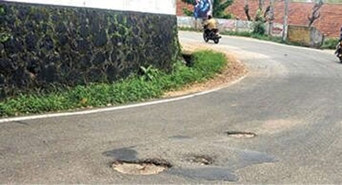 തകര്ന്ന് തരിപ്പണമായി ഏനാത്ത്-ഏഴംകുളം മിനി ഹൈവേ തകര്ന്ന് തരിപ്പണമായി ഏനാത്ത്-ഏഴംകുളം മിനി ഹൈവേ