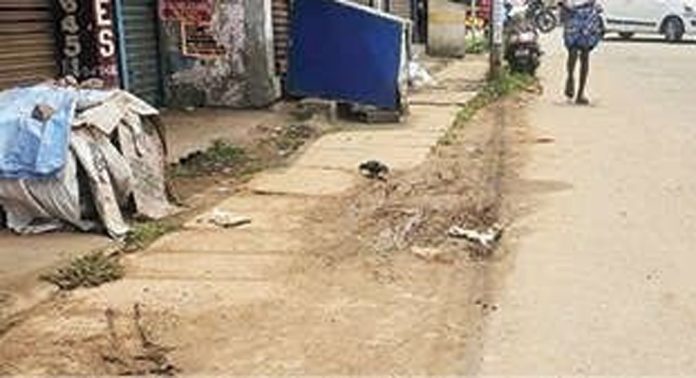 ഏനാത്ത് ടൗണിലെ അടഞ്ഞ ഓടകൾ നവീകരിക്കാൻ നടപടികളില്ല ഏനാത്ത് ടൗണിലെ അടഞ്ഞ ഓടകൾ നവീകരിക്കാൻ നടപടികളില്ല