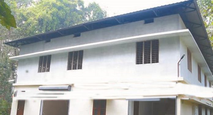 ശബരിമല പരമ്പരാഗത കാനനപാതയോരത്ത് ജില്ലാ പഞ്ചായത്തിന്റെ കമ്യൂണിറ്റി ഹാൾ നിർമാണം പൂർത്തിയാകുന്നു ശബരിമല പരമ്പരാഗത കാനനപാതയോരത്ത് ജില്ലാ പഞ്ചായത്തിന്റെ കമ്യൂണിറ്റി ഹാൾ നിർമാണം പൂർത്തിയാകുന്നു