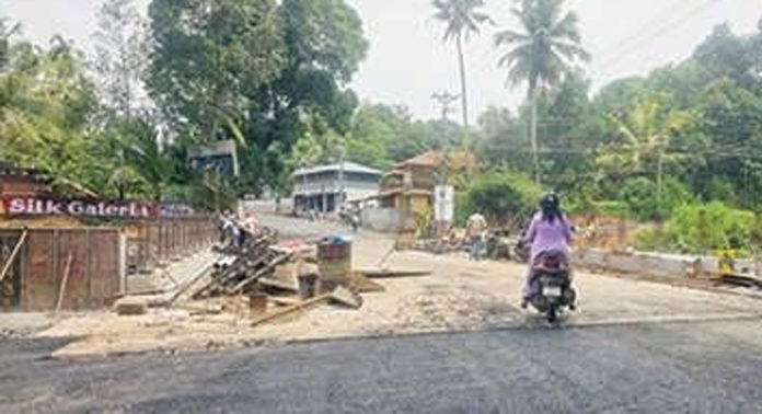 ഏഴംകുളം കനാൽ പാലംപണി അന്തിമഘട്ടത്തിൽ ഏഴംകുളം കനാൽ പാലംപണി അന്തിമഘട്ടത്തിൽ